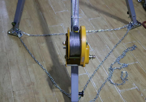 The traction of the hand winch can be lifted by a tripod.